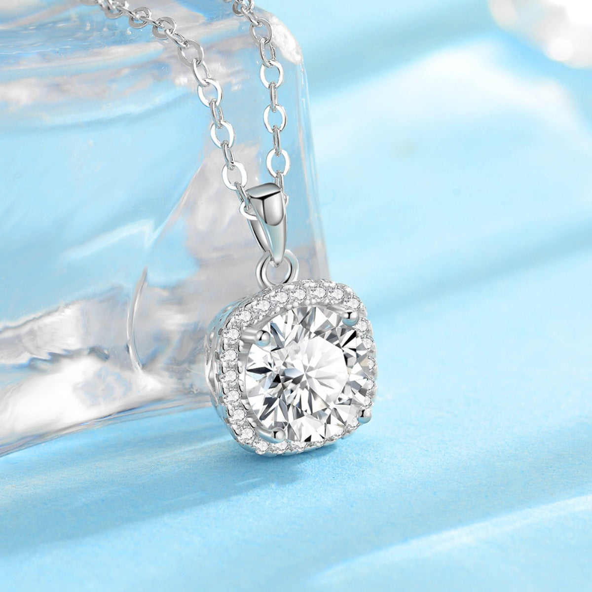 necklace in silver featuring moissanite stone and pendant fit