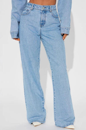 wide-leg jeans in light blue featuring pocketed and flared fit