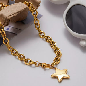 necklace in Gold with star charm and choker