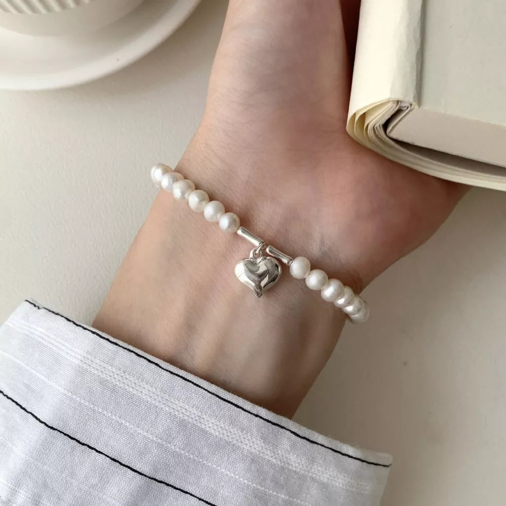 bracelet in cream featuring heart charm and not applicable fit