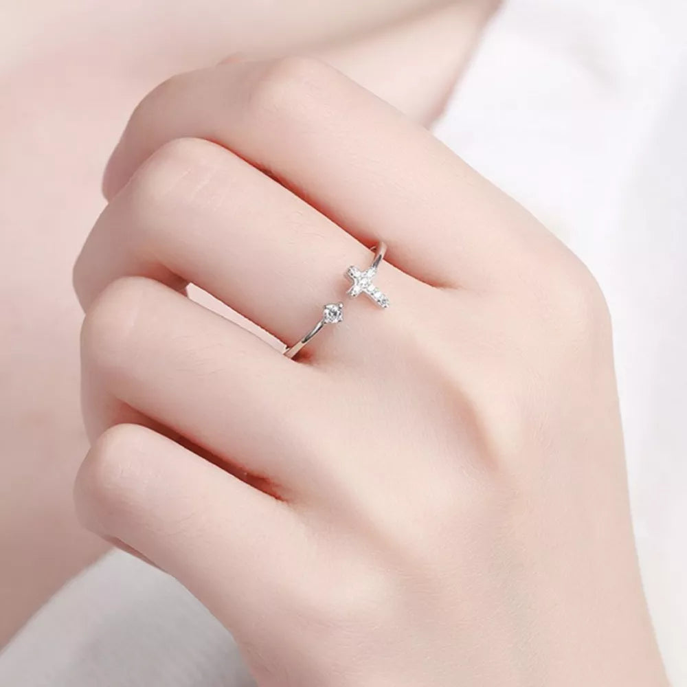 ring in silver featuring adjustable and fitted fit