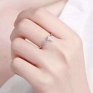 ring in silver featuring adjustable and fitted fit