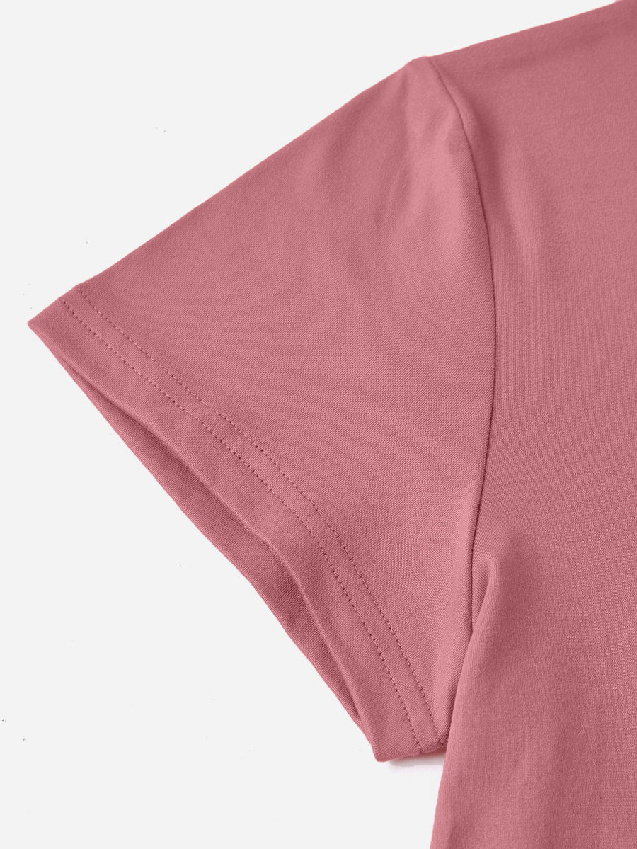 Dusty pink polyester t-shirt with double-stitched sleeve hem