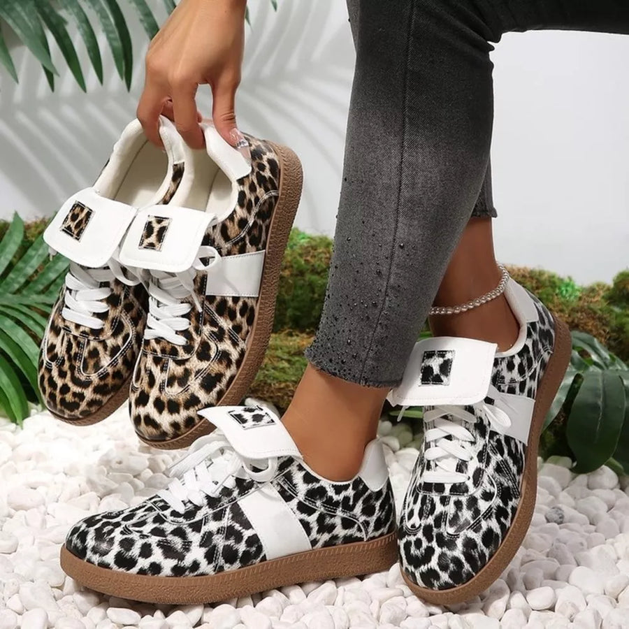sneakers in black featuring lace-up closure and regular fit