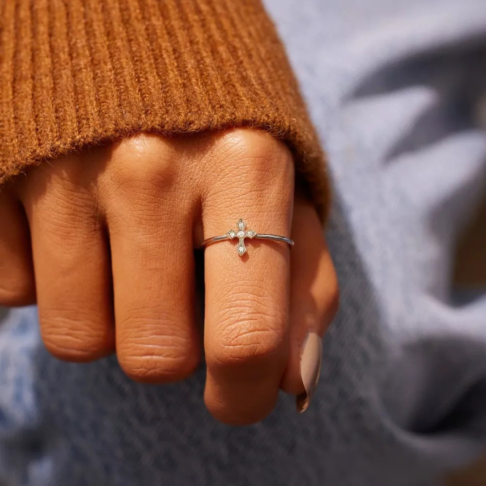 ring in silver featuring zircon embellishment and jewelry fit