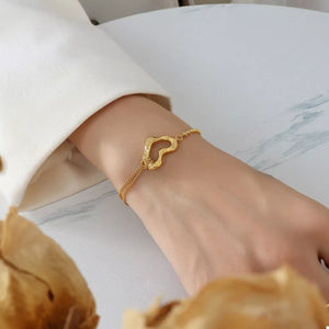 bracelet in gold featuring heart charm and n/a fit